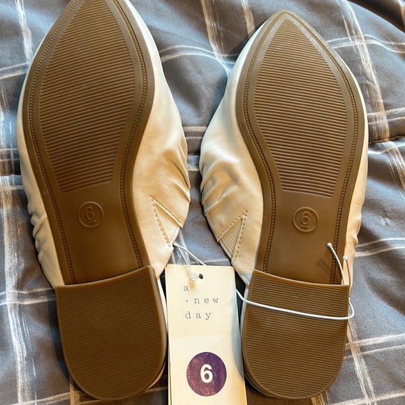 NWT Women’s White Mules Size 6 - Picture 5 of 9
